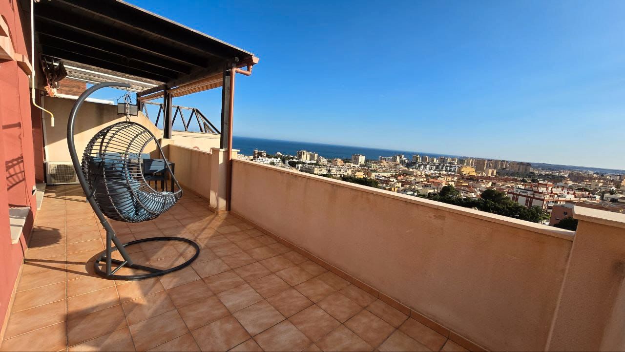 Vista exterior de Pis en venda en Roquetas de Mar amb Aire condicionat, Terrassa i Moblat