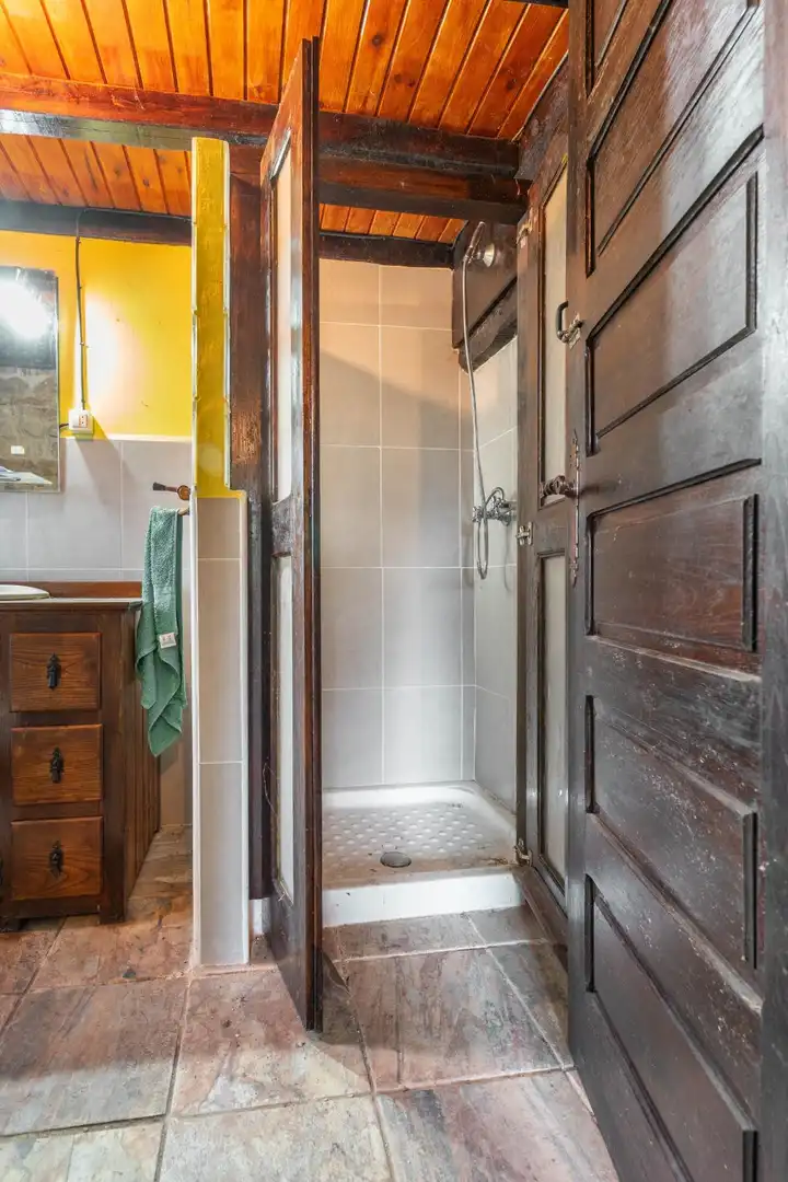 Baño de Finca rústica en venta en Sobrescobio con Jardín privado, Terraza y Amueblado