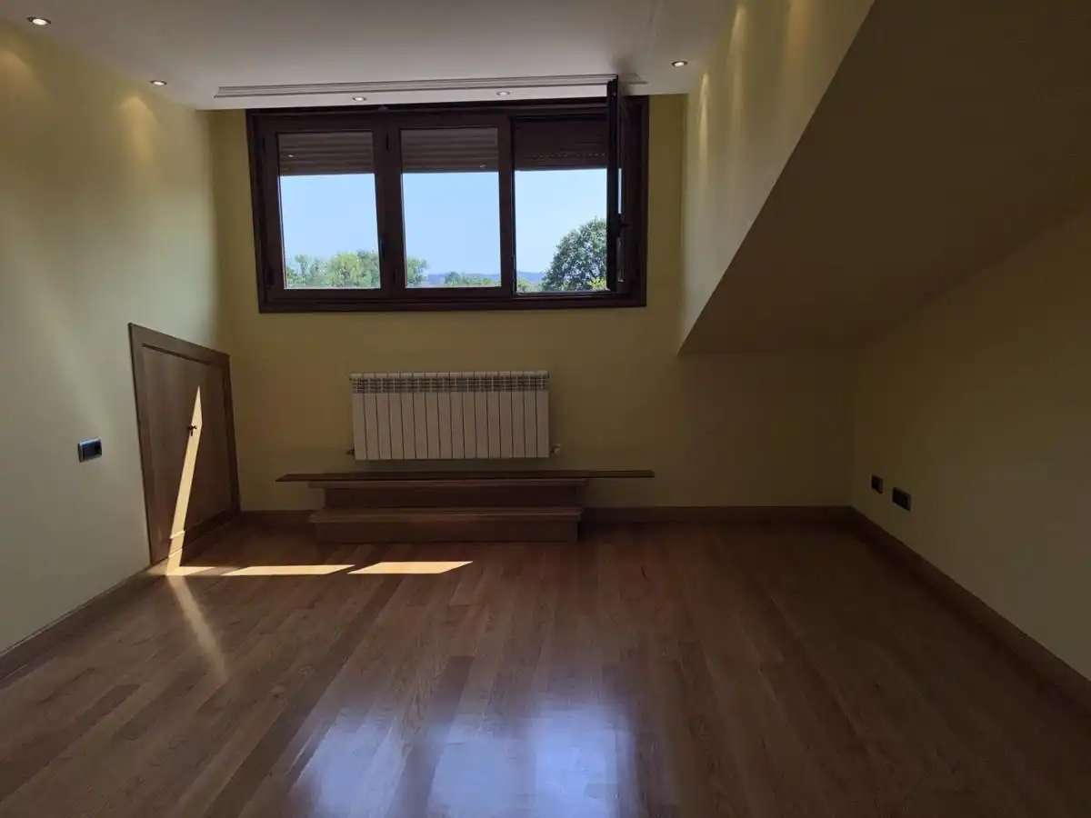 Dormitori de Casa o xalet en venda en Siero amb Calefacció, Jardí privat i Terrassa