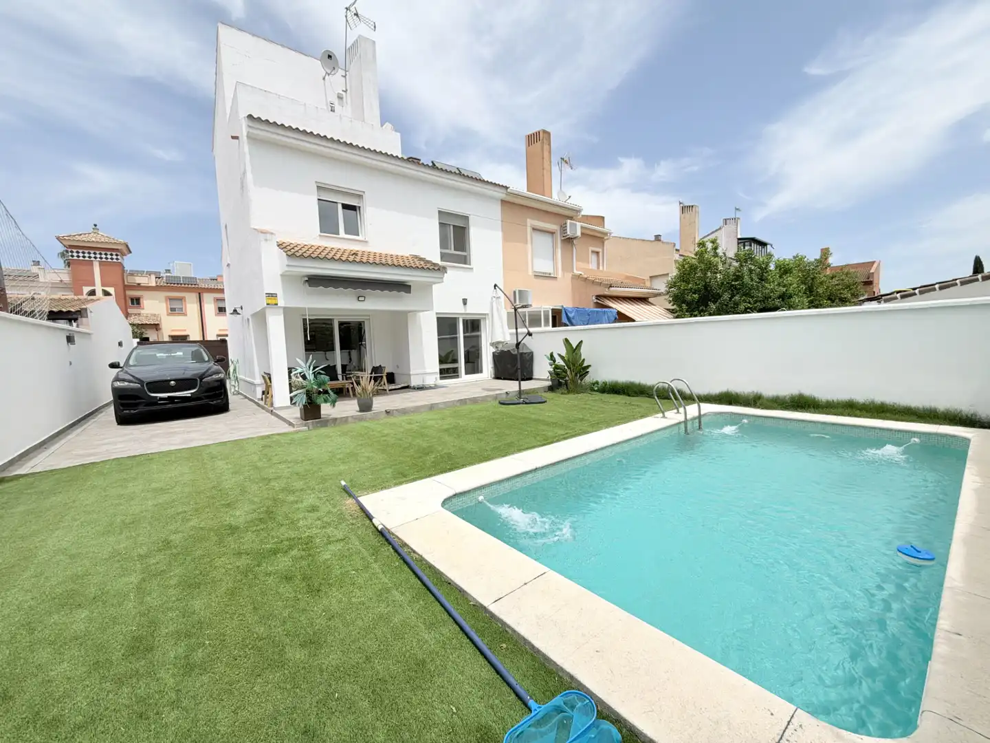Vista exterior de Casa adosada en venta en Espartinas con Aire acondicionado, Jardín privado y Parquet