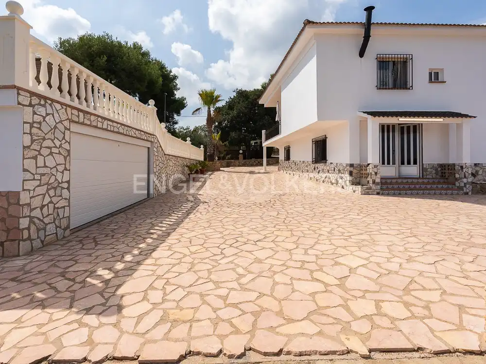 Vista exterior de Casa o xalet en venda en Alberic amb Aire condicionat, Calefacció i Jardí privat