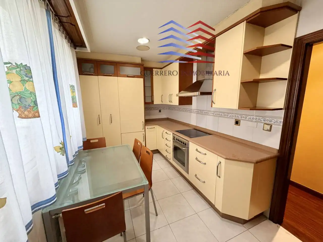 Cuina de Apartament de lloguer en Ourense Capital  amb Calefacció, Parquet i Terrassa