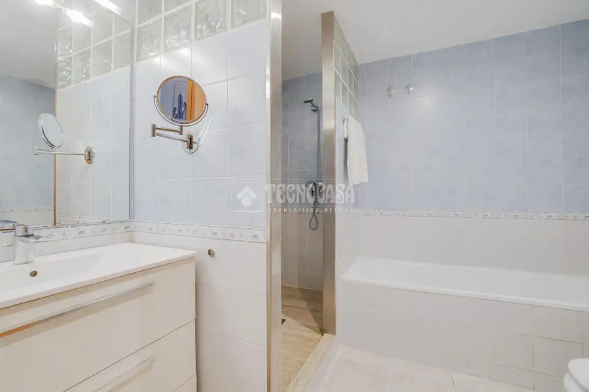 Badezimmer von Einfamilien-Reihenhaus zum Verkauf in Terrassa mit Klimaanlage, Heizung und Terrasse