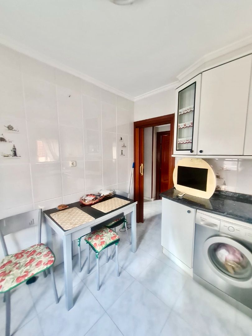 Cuina de Pis en venda en Gijón  amb Calefacció, Parquet i Moblat