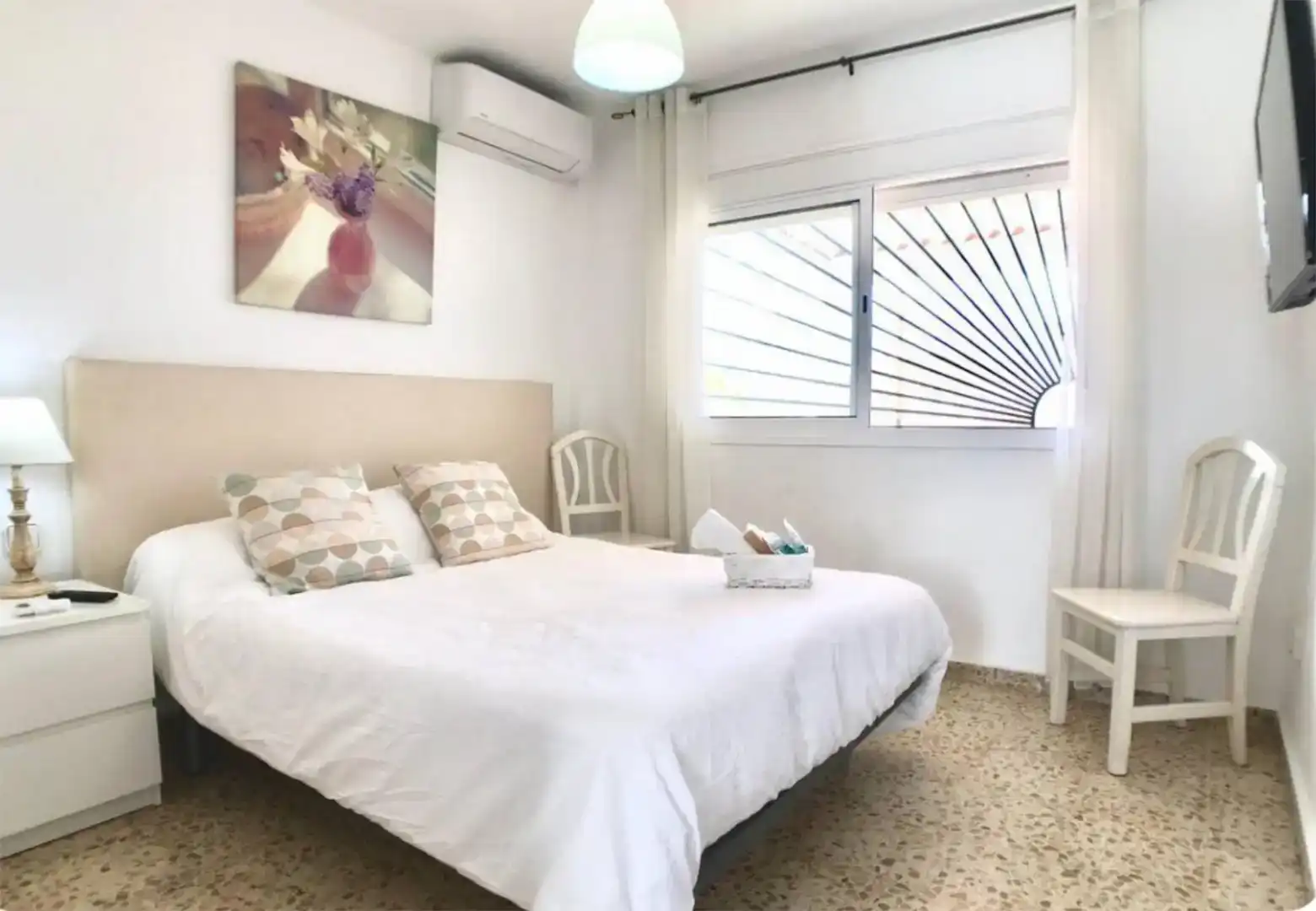 Dormitori de Àtic per a compartir en Marbella amb Aire condicionat, Moblat i Forn