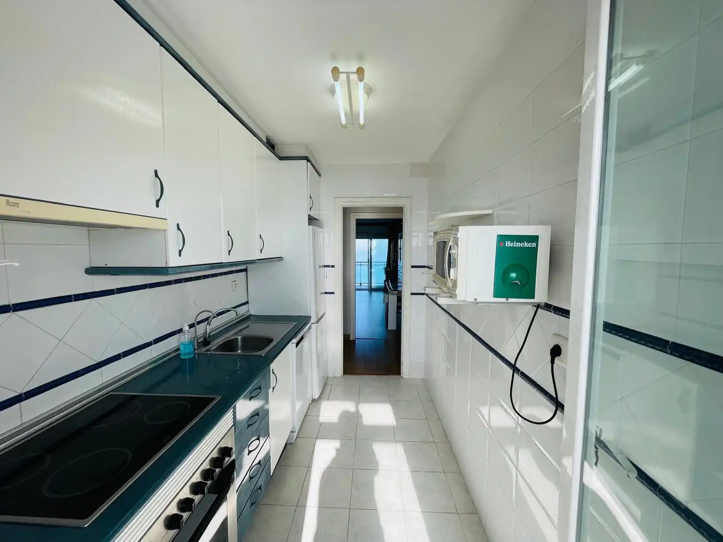 Cocina de Apartamento de alquiler en La Manga del Mar Menor con Aire acondicionado, Calefacción y Piscina
