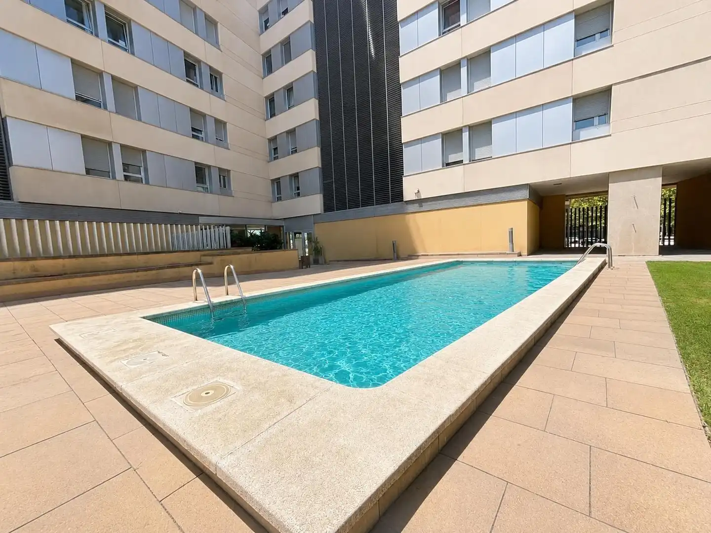 Piscina de Pis en venda en Barcelona amb Calefacció