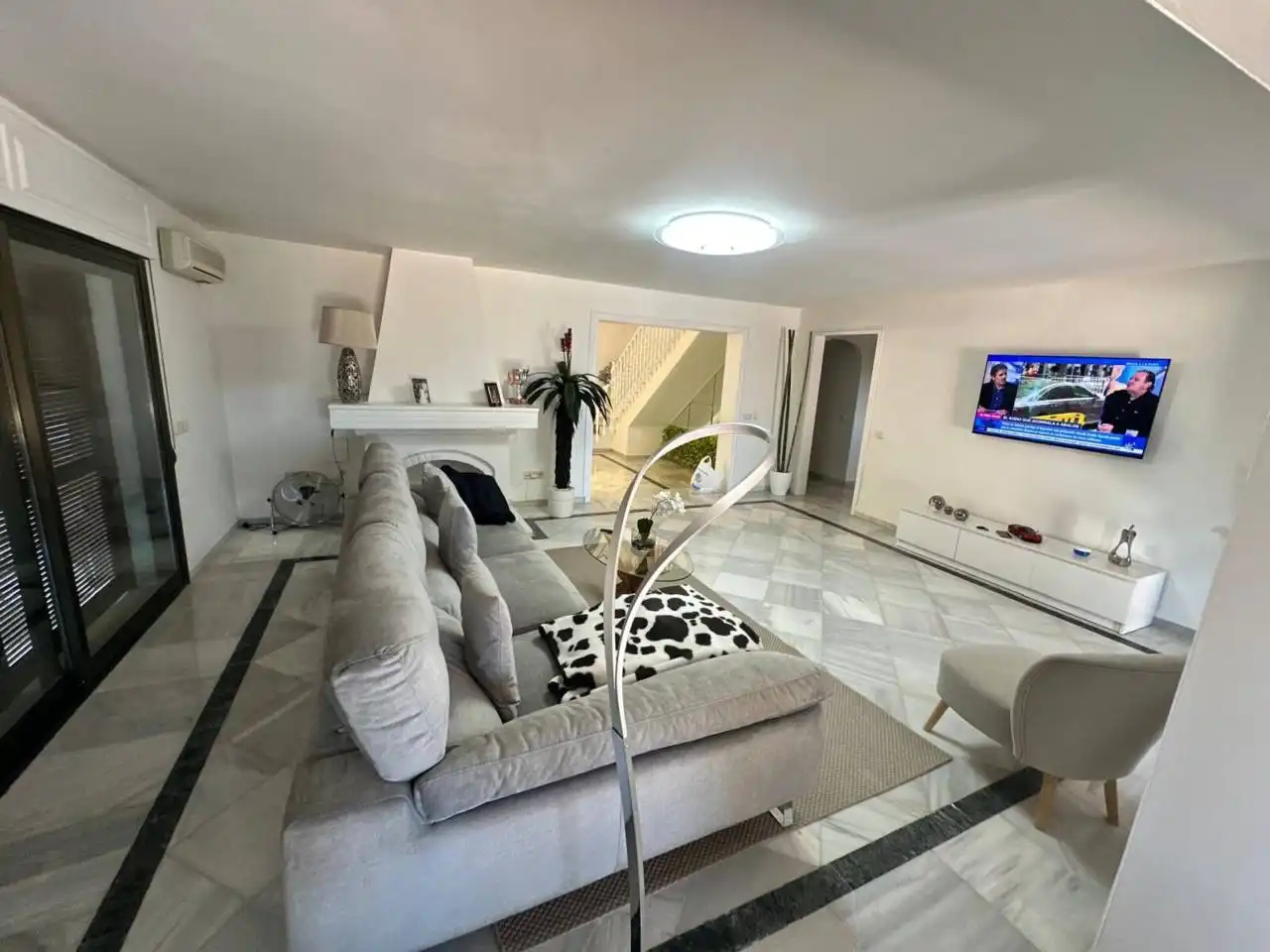 Sala d'estar de Casa o xalet de lloguer en Marbella amb Jardí privat, Terrassa i Piscina