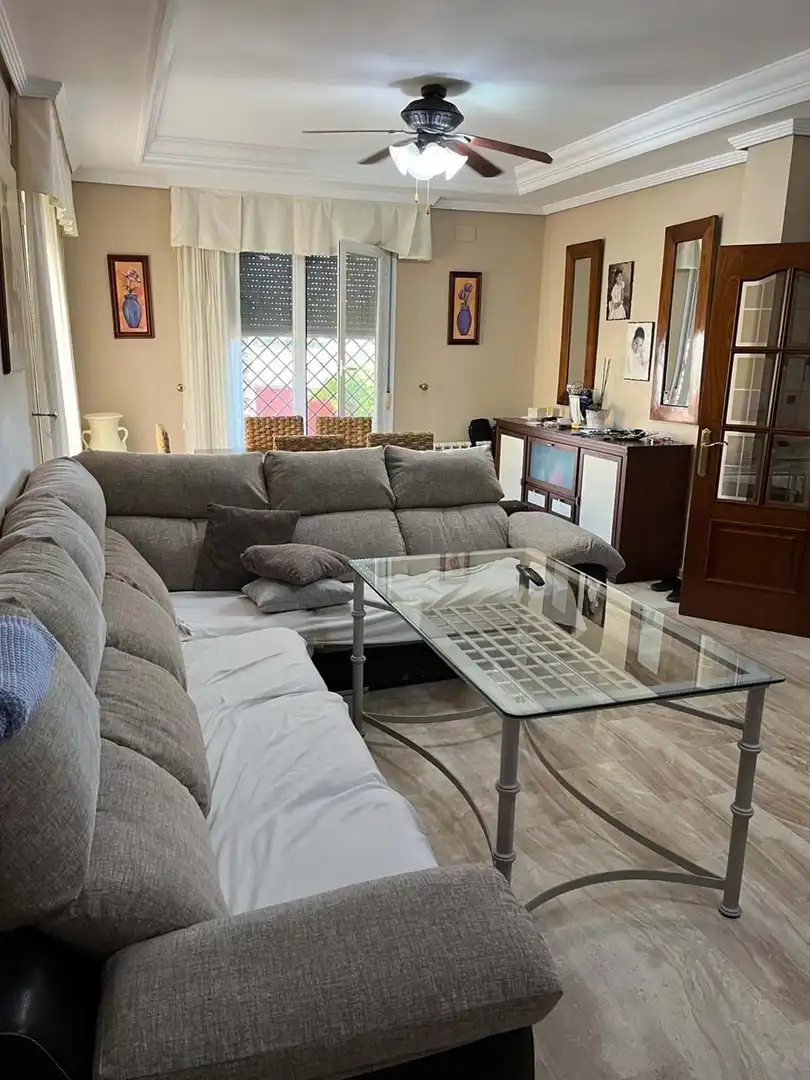 Sala d'estar de Casa adosada en venda en Córdoba