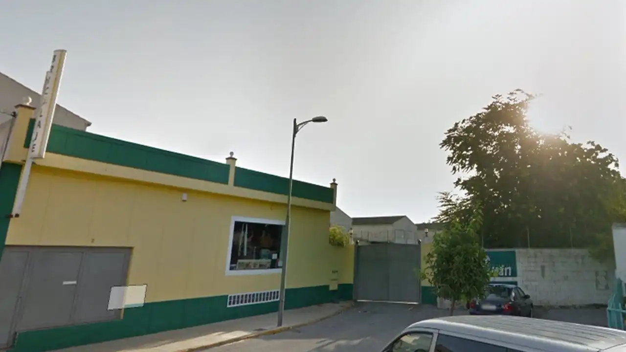 Vista exterior de Local en venda en Santa Fe amb Terrassa