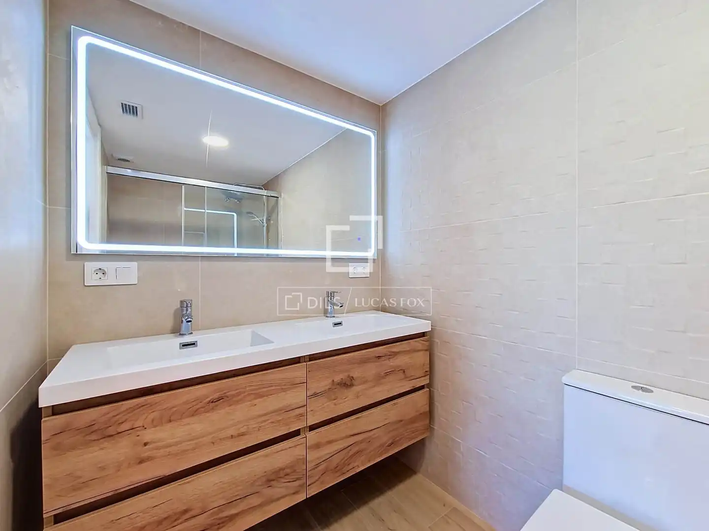 Bany de Casa o xalet en venda en Vilanova i la Geltrú amb Aire condicionat, Calefacció i Terrassa