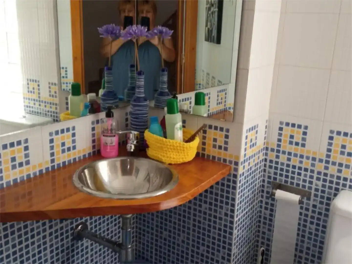 Bany de Casa adosada per a compartir en Vallirana amb Parquet, Piscina i Moblat