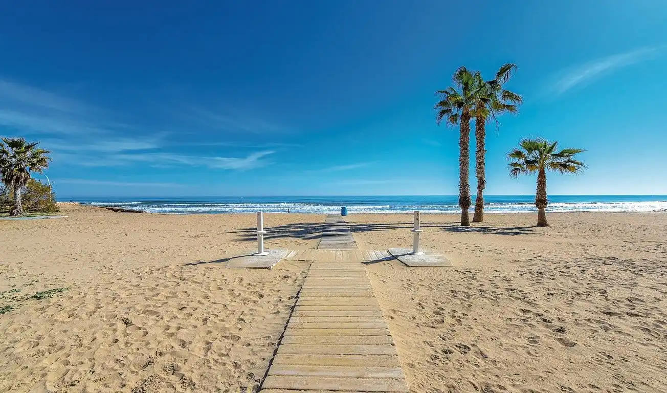 Vista exterior de Apartamento en venta en Torrevieja con Aire acondicionado, Calefacción y Jardín privado