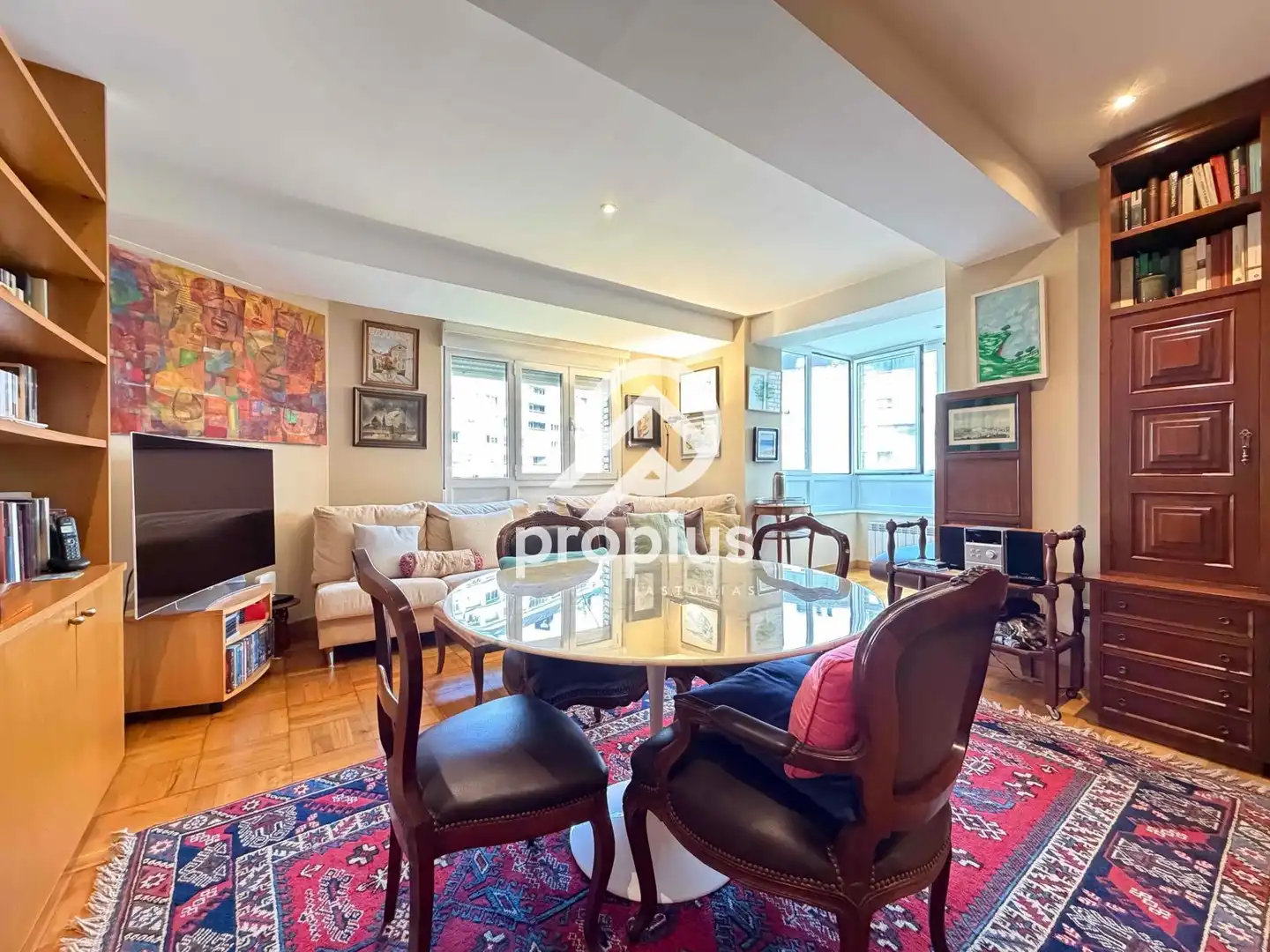 Living room of Flat for sale in Oviedo   with Heating, Parquet flooring and Oven