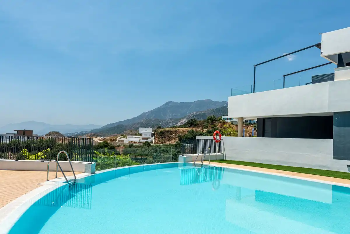 Piscina de Pis en venda en Marbella amb Aire condicionat, Terrassa i Alarma