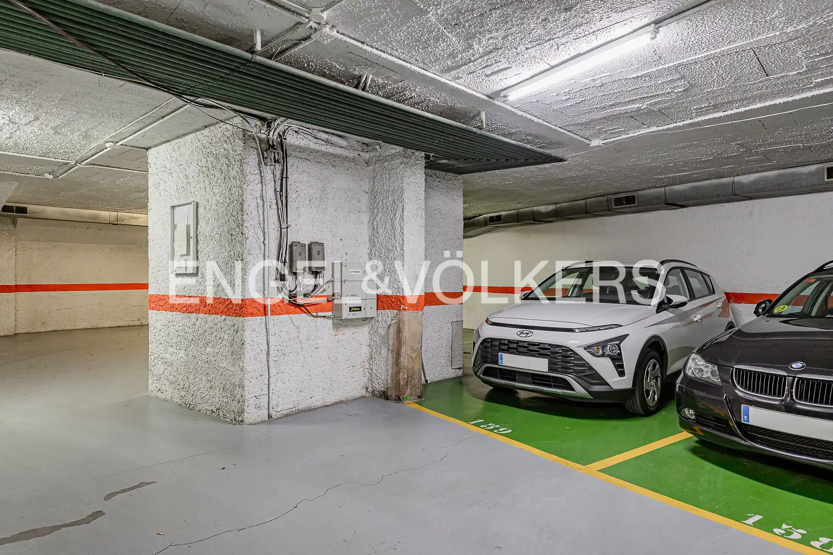 Parking de Piso en venta en Barcelona con Calefacción, Piscina y Balcón