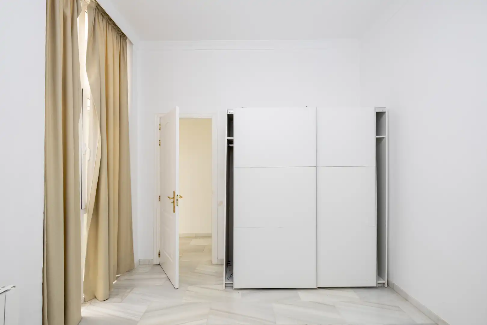 Habitación de Apartamento de alquiler en Granada con Aire acondicionado, Calefacción y Lavadora
