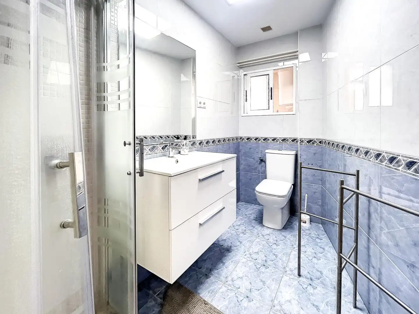 Baño de Piso para compartir en Valencia con Aire acondicionado y Amueblado