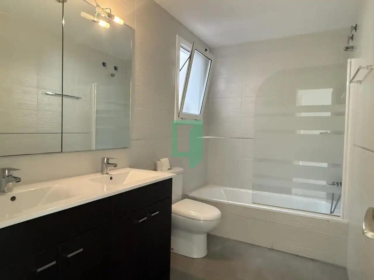 Badezimmer von Wohnung zum Verkauf in Badalona mit Klimaanlage und Terrasse