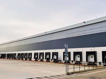 Industrial building to rent in Calle Tesla