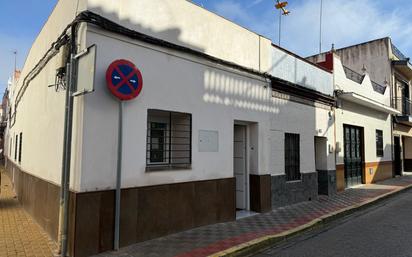 Vista exterior de Casa adosada en venda en Dos Hermanas