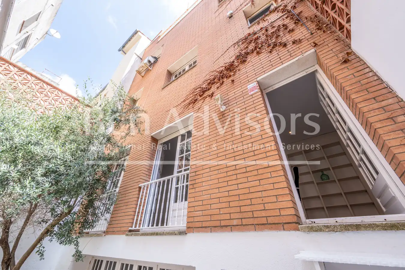 Vista exterior de Casa adosada en venda en Sant Just Desvern amb Aire condicionat, Calefacció i Parquet