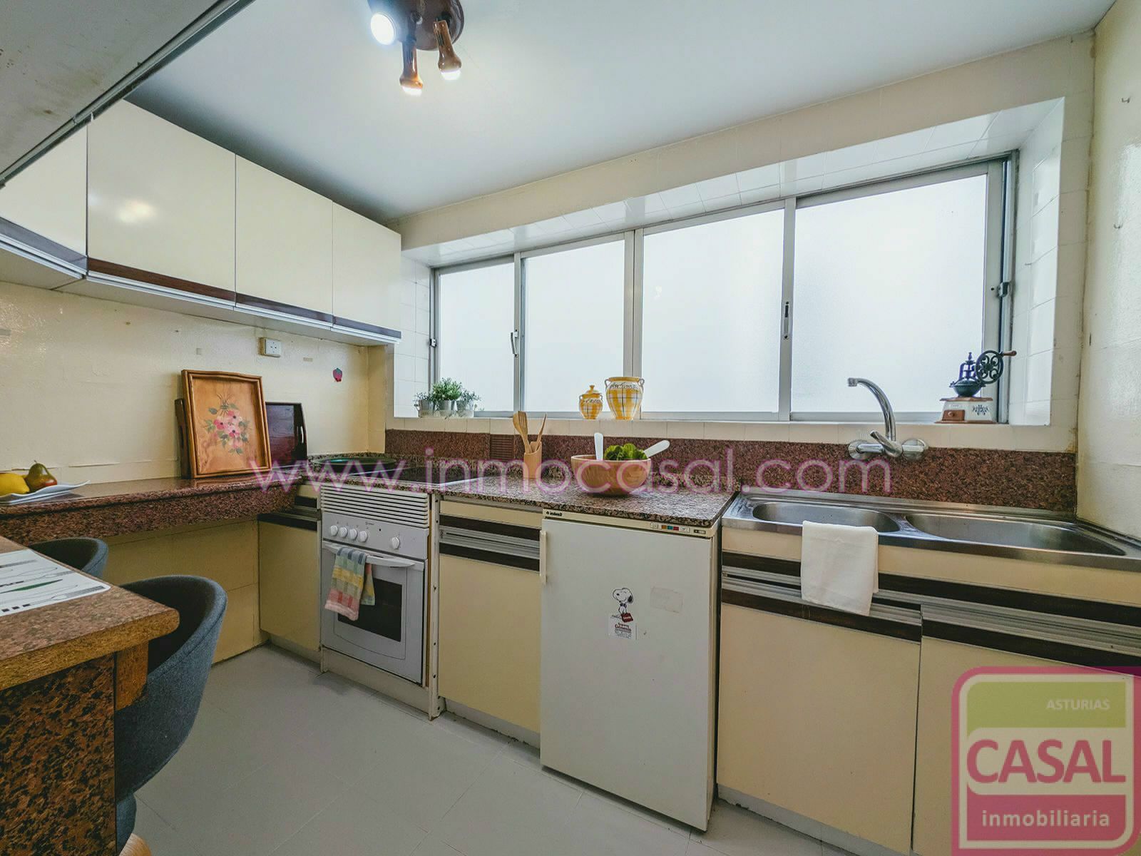 Cuina de Pis en venda en Oviedo  amb Calefacció, Terrassa i Traster