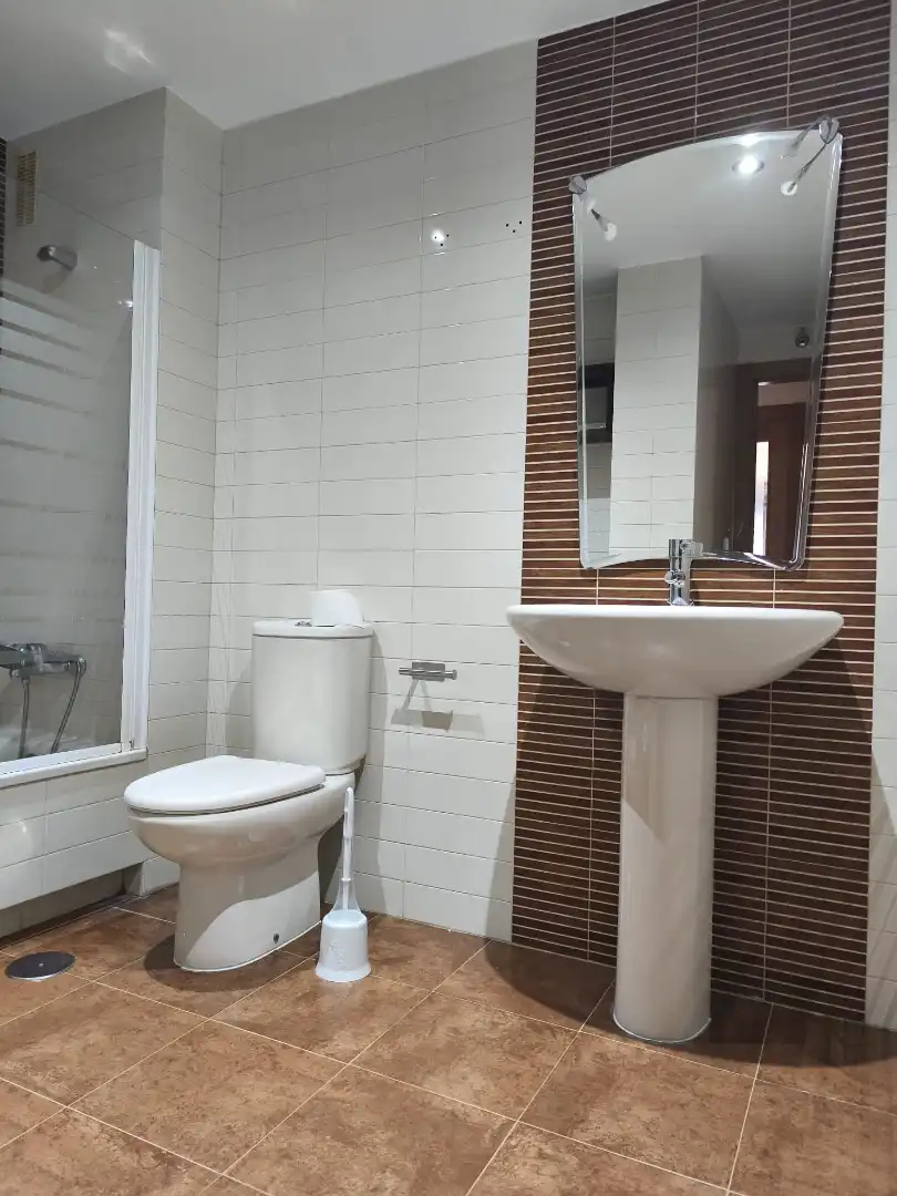 Bathroom of Flat for rent in Cuenca  with Air Conditioner, Heating and Parquet flooring