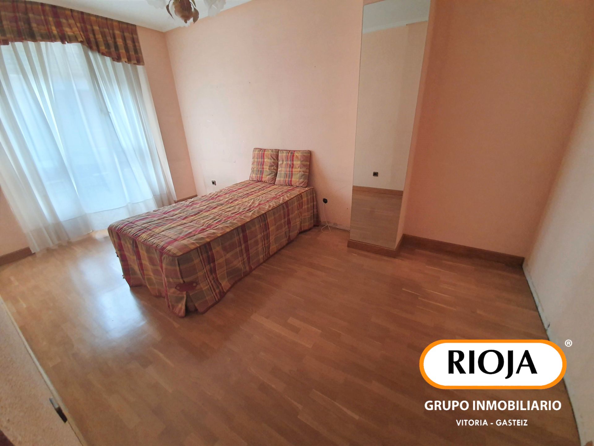 Dormitori de Pis en venda en Vitoria - Gasteiz amb Calefacció, Terrassa i Traster