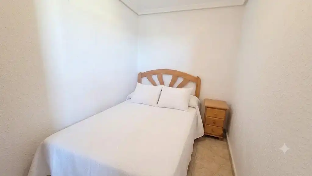 Dormitori de Apartament en venda en Torrevieja amb Terrassa i Moblat