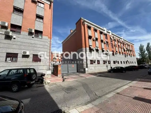 Vista exterior de Piso de alquiler en Parla con Aire acondicionado, Piscina y Amueblado