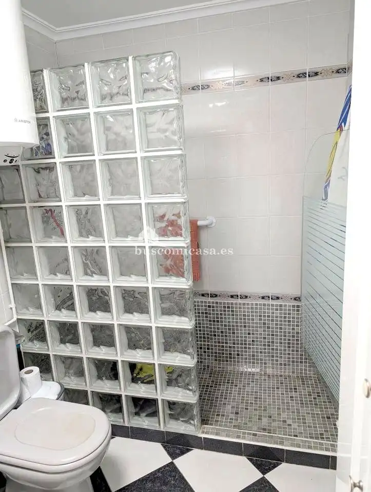 Bany de Casa adosada en venda en Jaén amb Aire condicionat, Terrassa i Balcó