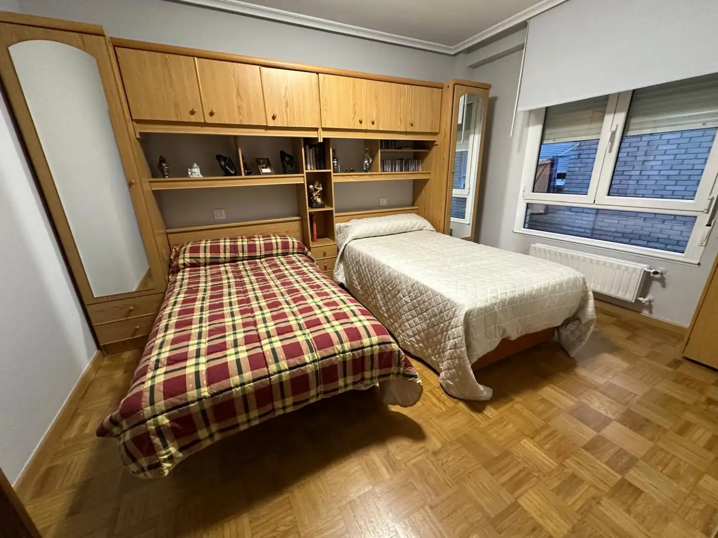 Dormitori de Pis en venda en Oviedo  amb Calefacció, Parquet i Traster