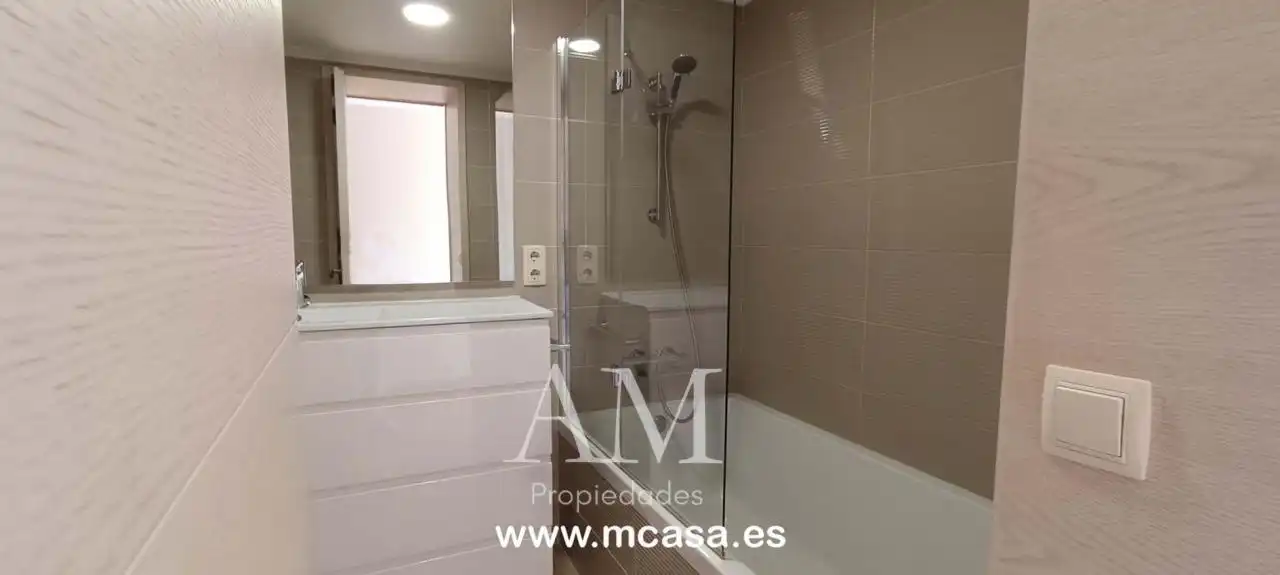 Bany de Casa o xalet en venda en Vigo  amb Calefacció, Jardí privat i Terrassa