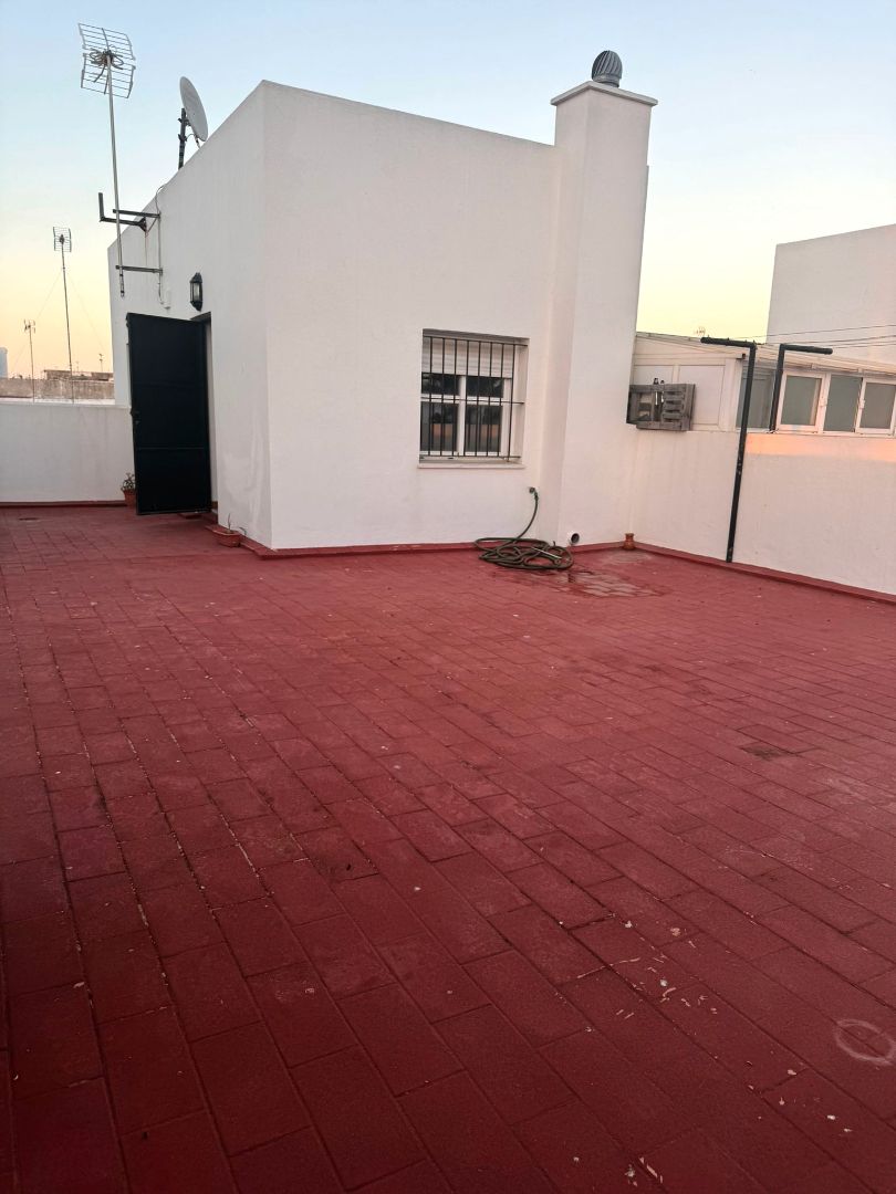 Vista exterior de Pis de lloguer en Puerto Real amb Aire condicionat, Terrassa i Moblat