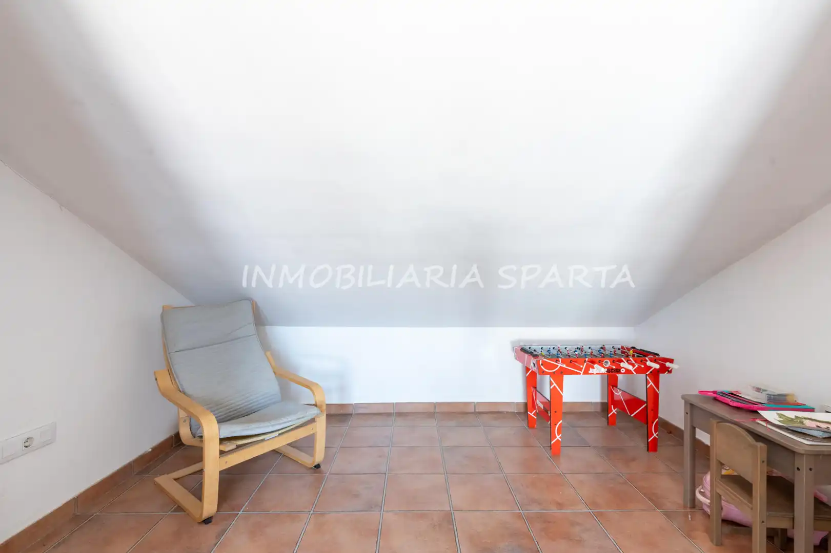 Casa adosada en venta en Gelves con Terraza, Horno y Lavadora