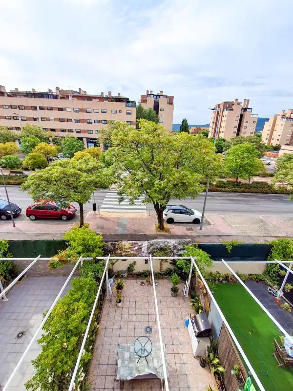 Vista exterior de Casa adosada en venda en Alcalá de Henares amb Aire condicionat, Calefacció i Jardí privat