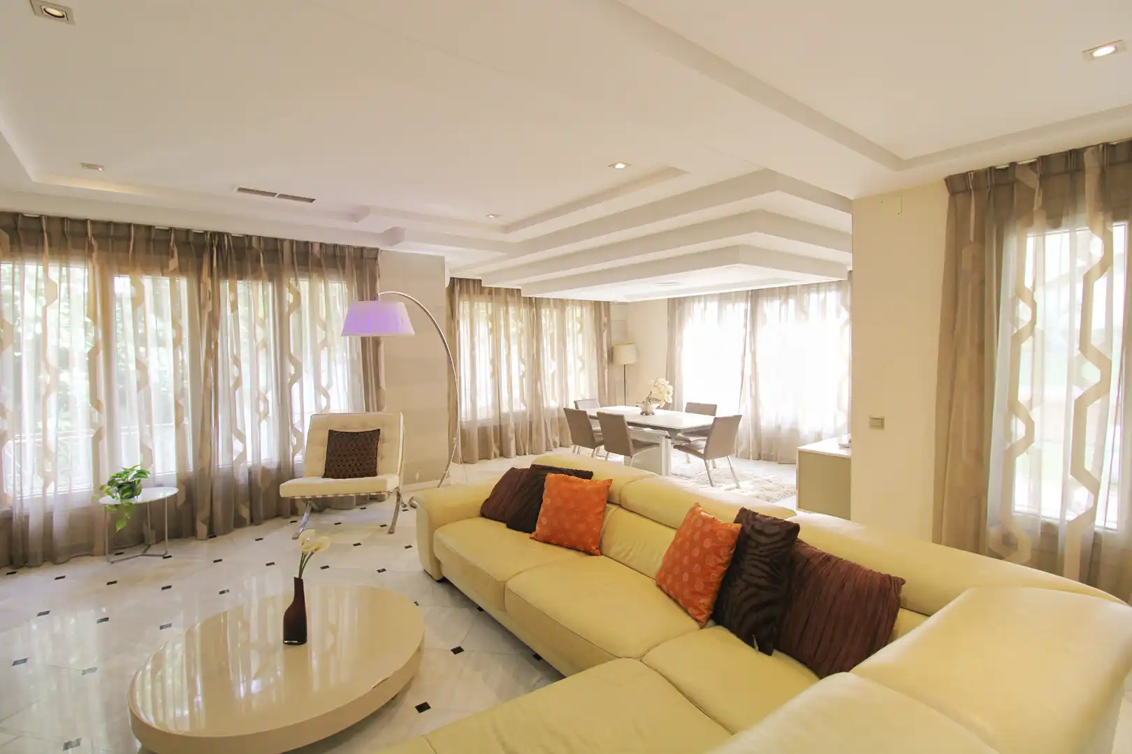 Sala d'estar de Casa o xalet en venda en Alhaurín de la Torre amb Aire condicionat, Jardí privat i Terrassa