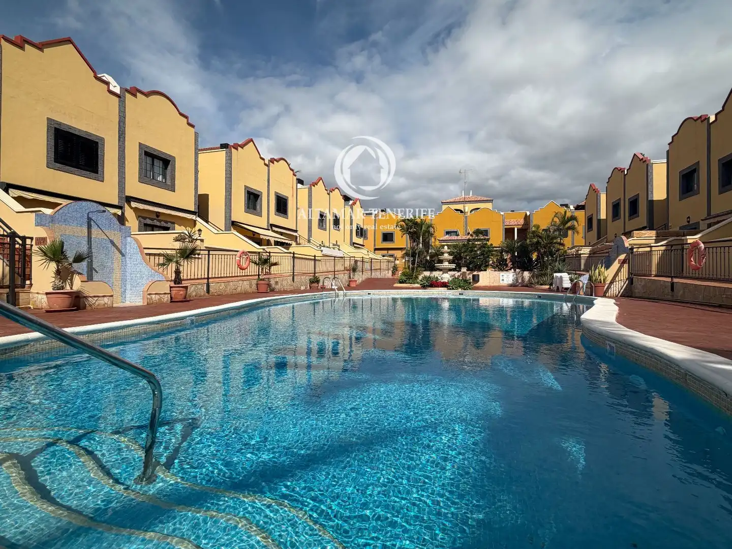 Vista exterior de Apartament en venda en Adeje amb Terrassa, Traster i Piscina