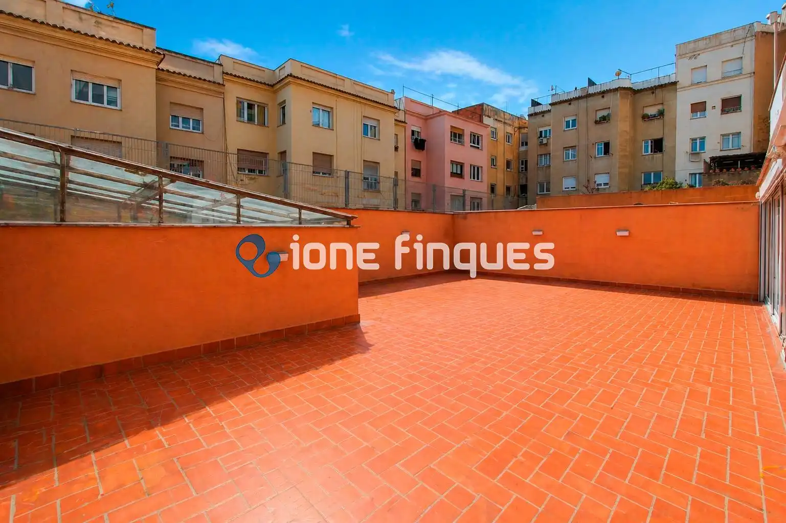Terrasse von Wohnung zum Verkauf in Barcelona mit Heizung, Privatgarten und Abstellraum