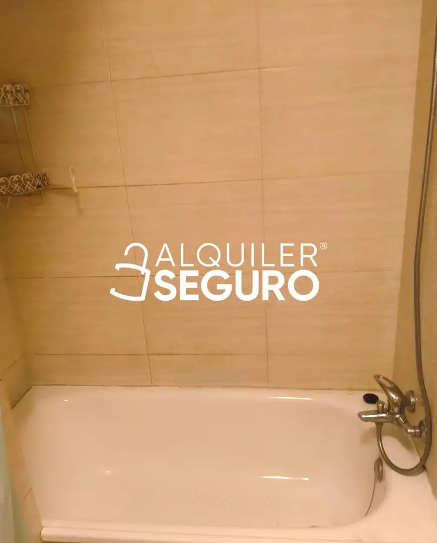 Baño de Piso de alquiler en Ocaña con Calefacción, Piscina y Amueblado