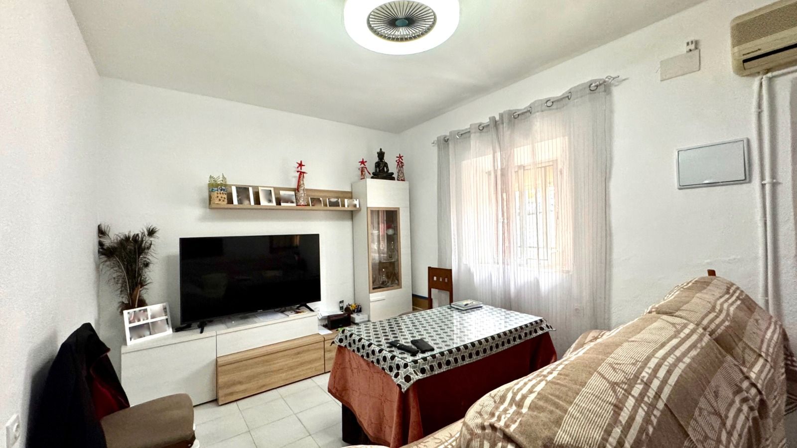 Sala d'estar de Casa adosada en venda en Cáceres Capital amb Aire condicionat, Terrassa i Moblat