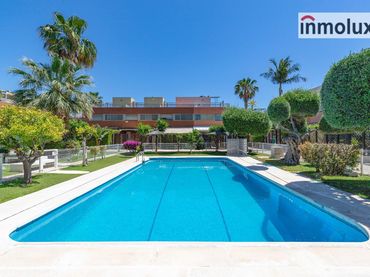 Maison mitoyenne avec piscine à vendre à Avenida Conrado Albaladejo