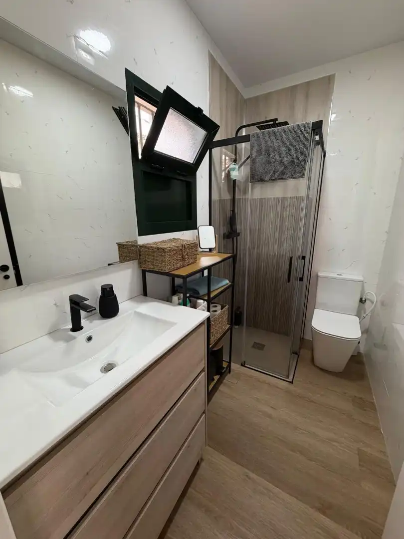 Baño de Apartamento de alquiler en Almonte con Aire acondicionado y Amueblado