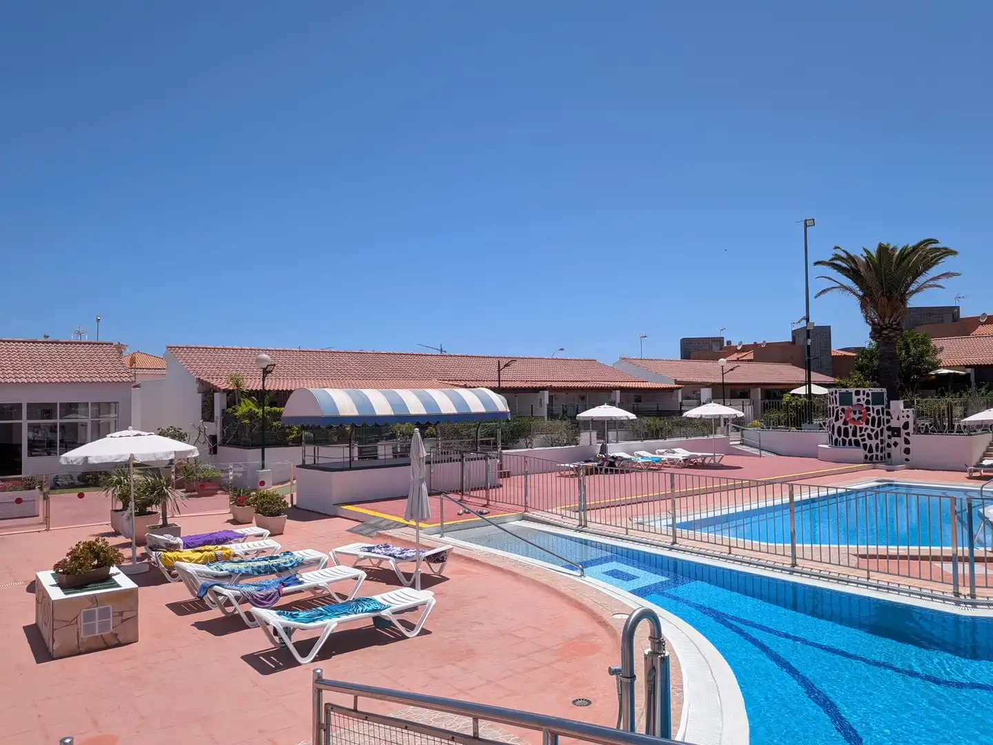 Schwimmbecken von Lagerraum zum Verkauf in San Bartolomé de Tirajana