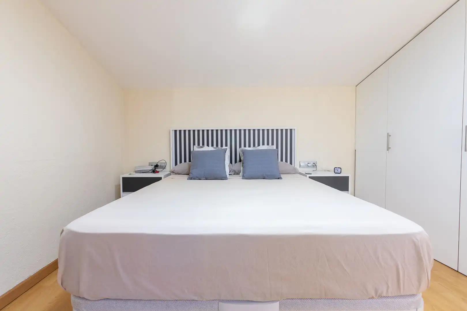 Schlafzimmer von Einfamilien-Reihenhaus zum Verkauf in Roses mit Klimaanlage, Heizung und Terrasse
