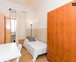 Flat to share in  Granada Capital