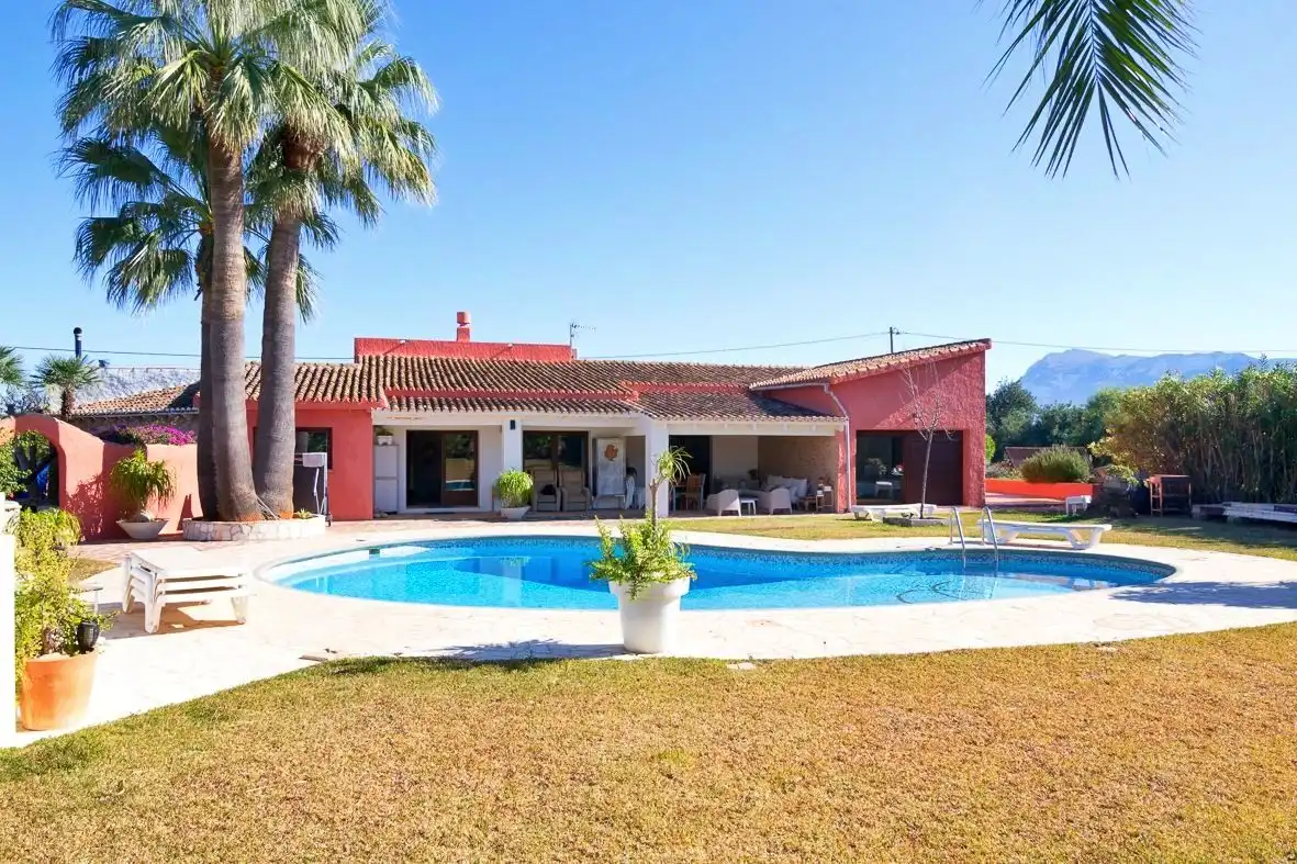 Chalet con piscina en venta en La Xara - La Sella