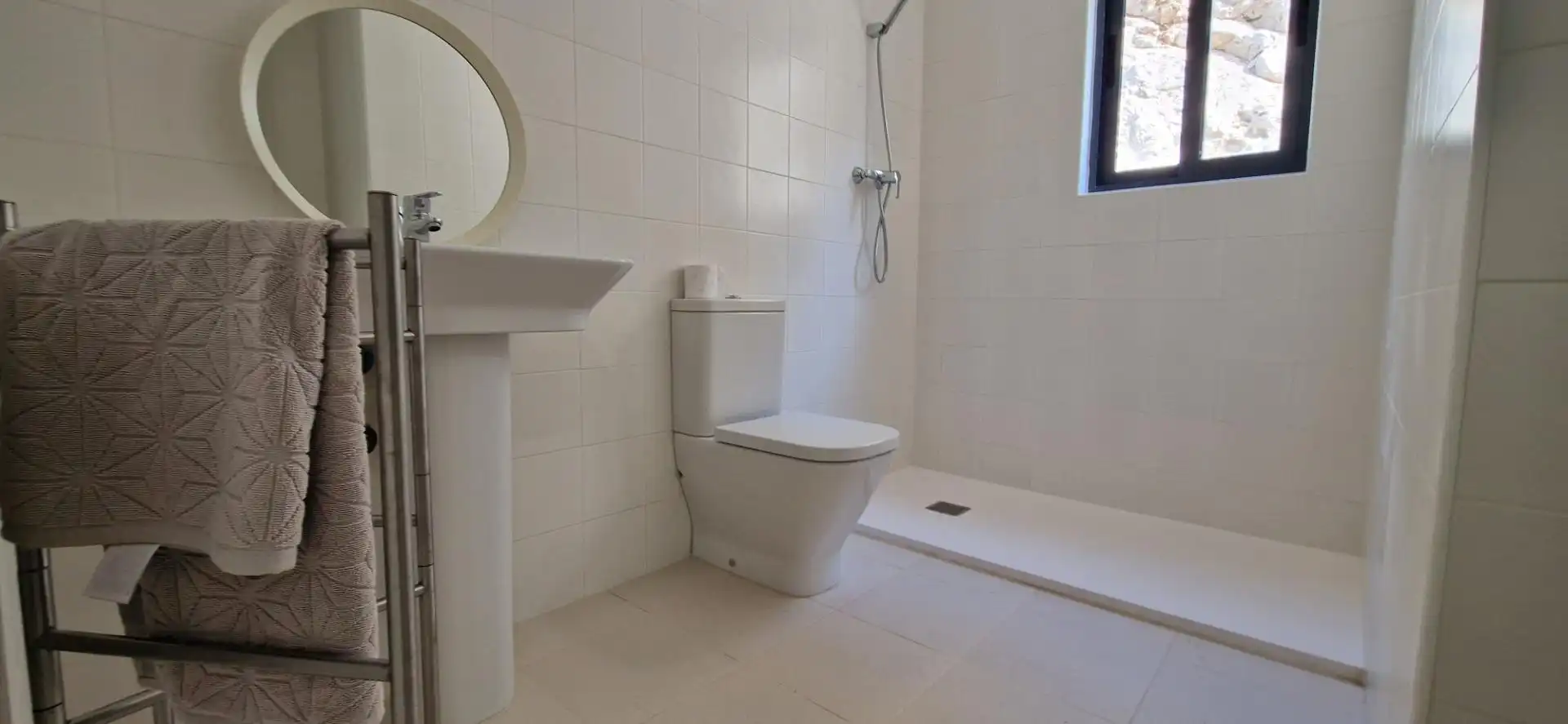 Badezimmer von Einfamilien-Reihenhaus zum Verkauf in Cullera mit Klimaanlage, Privatgarten und Terrasse