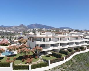 Vista exterior de Apartament en venda en Estepona amb Aire condicionat, Terrassa i Piscina comunitària
